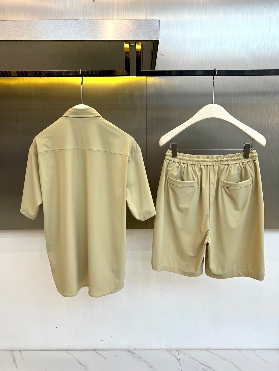 一套Loro Piana诺悠翩雅、2026春夏新品休闲套装，简约高级感拉满！短袖衬衫+同色系短裤，打造清