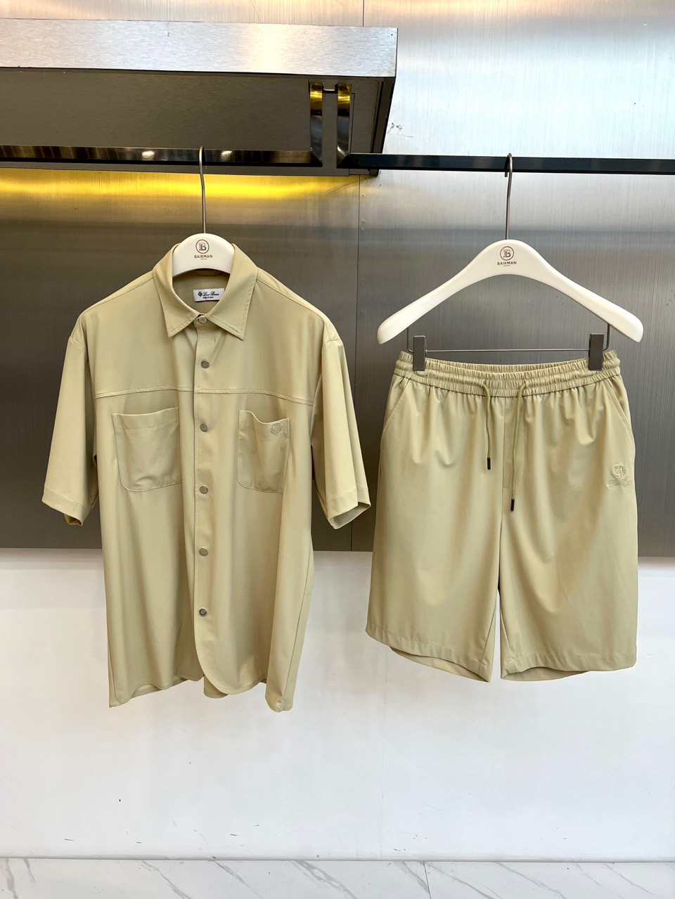 一套Loro Piana诺悠翩雅、2026春夏新品休闲套装，简约高级感拉满！短袖衬衫+同色系短裤，打造清