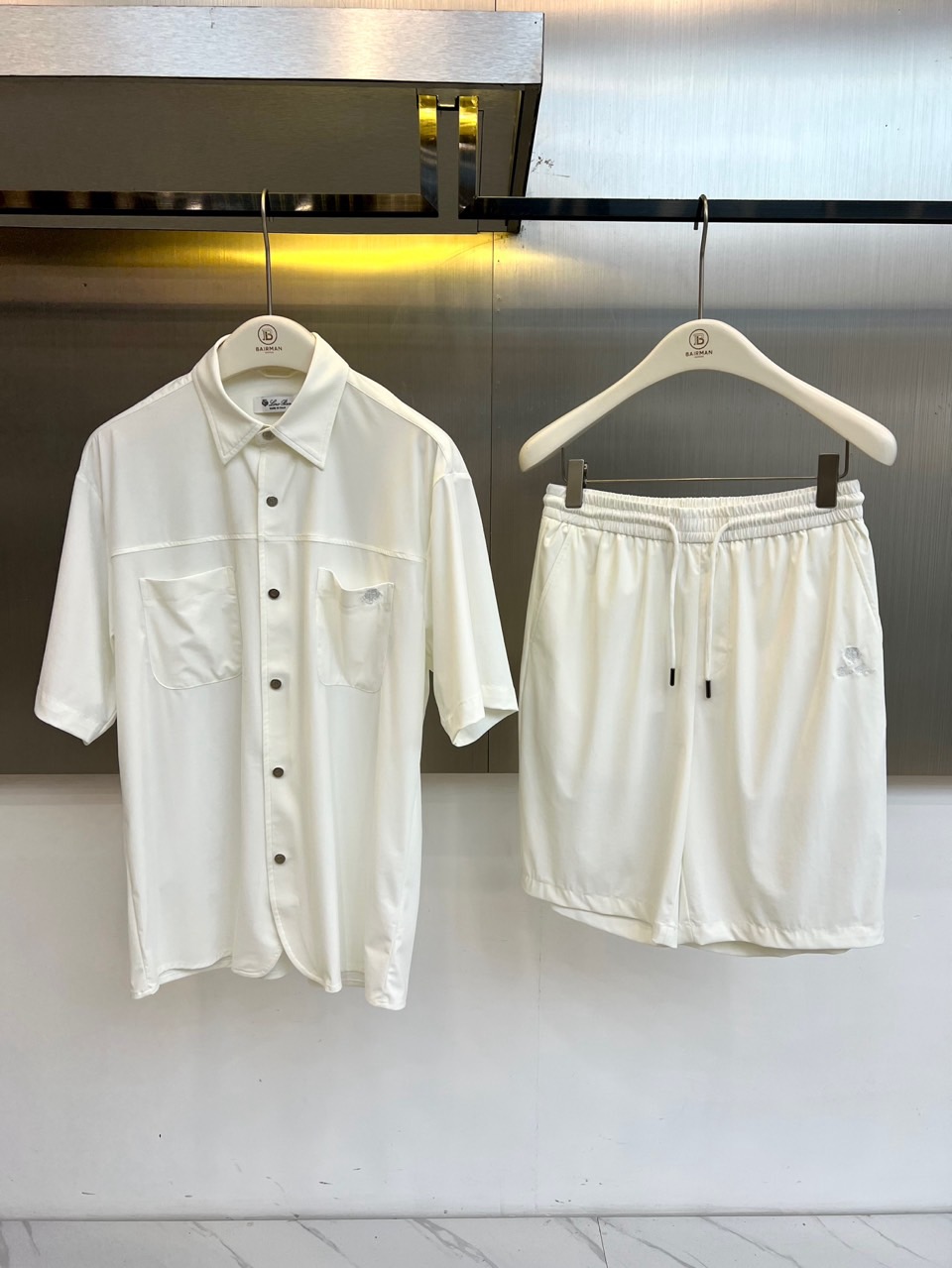 一套Loro Piana诺悠翩雅、2026春夏新品休闲套装，简约高级感拉满！短袖衬衫+同色系短裤，打造清