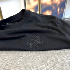 BERLUTI 布鲁提、2026春夏新品短袖,以纯色为主调,简约圆领设计勾勒利落肩线,宽松版型包容身形, BERLUTI 布鲁提、2026春夏新品短袖,以纯色为主调,简约圆领设计勾勒利落肩线,宽松版型包容身形,