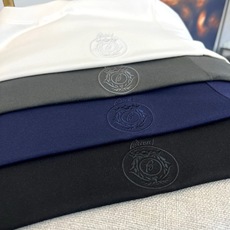 BERLUTI 布鲁提、2026春夏新品短袖,以纯色为主调,简约圆领设计勾勒利落肩线,宽松版型包容身形, BERLUTI 布鲁提、2026春夏新品短袖,以纯色为主调,简约圆领设计勾勒利落肩线,宽松版型包容身形,
