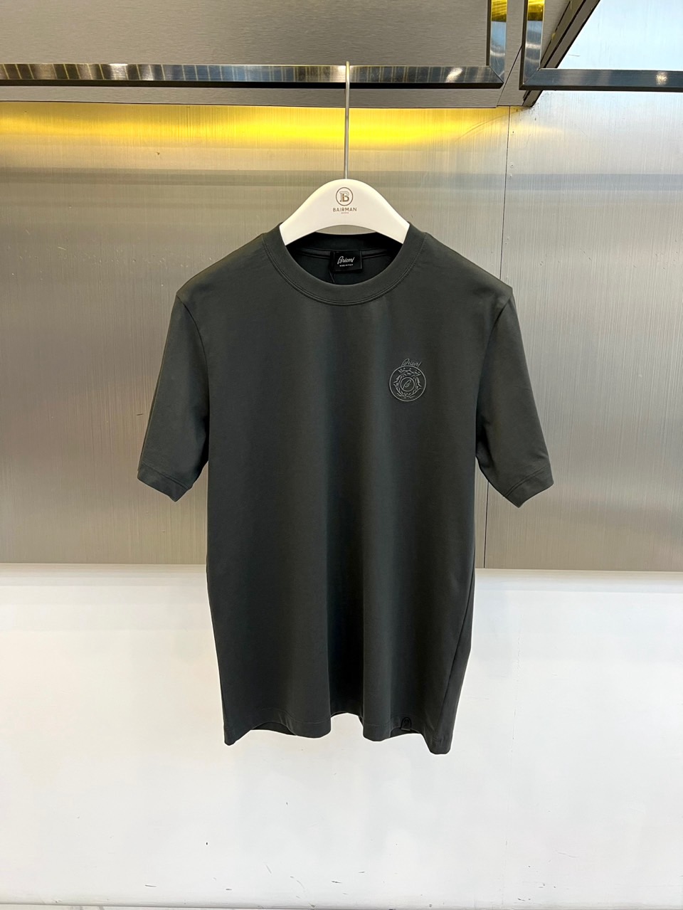 BERLUTI 布鲁提、2026春夏新品短袖，以纯色为主调，简约圆领设计勾勒利落肩线，宽松版型包容身形，
