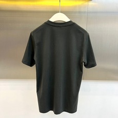 BERLUTI 布鲁提、2026春夏新品短袖,以纯色为主调,简约圆领设计勾勒利落肩线,宽松版型包容身形, BERLUTI 布鲁提、2026春夏新品短袖,以纯色为主调,简约圆领设计勾勒利落肩线,宽松版型包容身形,
