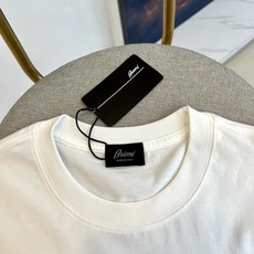 BERLUTI 布鲁提、2026春夏新品短袖,以纯色为主调,简约圆领设计勾勒利落肩线,宽松版型包容身形, BERLUTI 布鲁提、2026春夏新品短袖,以纯色为主调,简约圆领设计勾勒利落肩线,宽松版型包容身形,