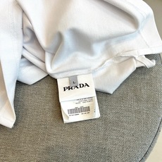 Prad普拉达、2026春夏新品男士短袖Polo衫,以极简主义美学重塑经典休闲格调。棉质面料触感柔软亲肤 Prad普拉达、2026春夏新品男士短袖Polo衫,以极简主义美学重塑经典休闲格调。棉质面料触感柔软亲肤