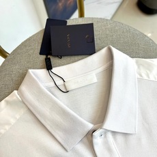 Prad普拉达、2026春夏新品男士短袖Polo衫,以极简主义美学重塑经典休闲格调。棉质面料触感柔软亲肤 Prad普拉达、2026春夏新品男士短袖Polo衫,以极简主义美学重塑经典休闲格调。棉质面料触感柔软亲肤