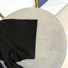 H爱马仕、2026春夏新品男士圆领短袖T恤,以利落简约的廓形呈现现代都市美学。纯色基底搭配精致几何图案印 H爱马仕、2026春夏新品男士圆领短袖T恤,以利落简约的廓形呈现现代都市美学。纯色基底搭配精致几何图案印