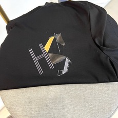 H爱马仕、2026春夏新品男士圆领短袖T恤,以利落简约的廓形呈现现代都市美学。纯色基底搭配精致几何图案印 H爱马仕、2026春夏新品男士圆领短袖T恤,以利落简约的廓形呈现现代都市美学。纯色基底搭配精致几何图案印