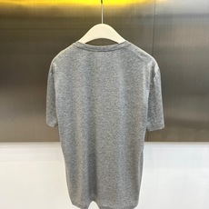 H爱马仕、2026春夏新品男士圆领短袖T恤,以利落简约的廓形呈现现代都市美学。纯色基底搭配精致几何图案印 H爱马仕、2026春夏新品男士圆领短袖T恤,以利落简约的廓形呈现现代都市美学。纯色基底搭配精致几何图案印