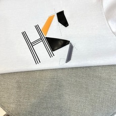 H爱马仕、2026春夏新品男士圆领短袖T恤,以利落简约的廓形呈现现代都市美学。纯色基底搭配精致几何图案印 H爱马仕、2026春夏新品男士圆领短袖T恤,以利落简约的廓形呈现现代都市美学。纯色基底搭配精致几何图案印