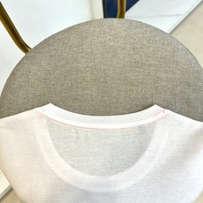 H爱马仕、2026春夏新品男士圆领短袖T恤,以利落简约的廓形呈现现代都市美学。纯色基底搭配精致几何图案印 H爱马仕、2026春夏新品男士圆领短袖T恤,以利落简约的廓形呈现现代都市美学。纯色基底搭配精致几何图案印