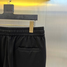 Bur巴宝莉、2026春夏新品短裤,以简约廓形诠释当代休闲美学,选用柔和色调,轻盈质感契合季节更迭。弹性 Bur巴宝莉、2026春夏新品短裤,以简约廓形诠释当代休闲美学,选用柔和色调,轻盈质感契合季节更迭。弹性