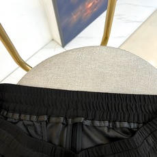 Bur巴宝莉、2026春夏新品短裤,以简约廓形诠释当代休闲美学,选用柔和色调,轻盈质感契合季节更迭。弹性 Bur巴宝莉、2026春夏新品短裤,以简约廓形诠释当代休闲美学,选用柔和色调,轻盈质感契合季节更迭。弹性