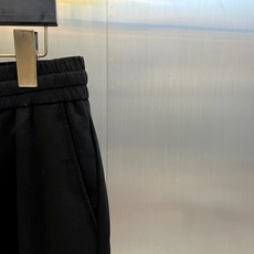 Bur巴宝莉、2026春夏新品短裤,以简约廓形诠释当代休闲美学,选用柔和色调,轻盈质感契合季节更迭。弹性 Bur巴宝莉、2026春夏新品短裤,以简约廓形诠释当代休闲美学,选用柔和色调,轻盈质感契合季节更迭。弹性