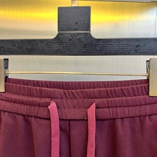 Bur巴宝莉、2026春夏新品短裤,以简约廓形诠释当代休闲美学,选用柔和色调,轻盈质感契合季节更迭。弹性 Bur巴宝莉、2026春夏新品短裤,以简约廓形诠释当代休闲美学,选用柔和色调,轻盈质感契合季节更迭。弹性