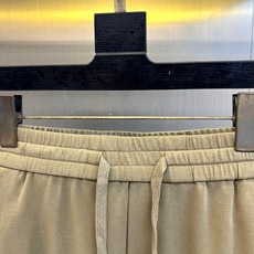 Bur巴宝莉、2026春夏新品短裤,以简约廓形诠释当代休闲美学,选用柔和色调,轻盈质感契合季节更迭。弹性 Bur巴宝莉、2026春夏新品短裤,以简约廓形诠释当代休闲美学,选用柔和色调,轻盈质感契合季节更迭。弹性