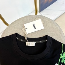 Dio迪奥、2026春夏新品短袖T恤,以纯色为基底,诠释极简主义美学。左侧斜向延伸的立体花卉刺绣成为视觉 Dio迪奥、2026春夏新品短袖T恤,以纯色为基底,诠释极简主义美学。左侧斜向延伸的立体花卉刺绣成为视觉