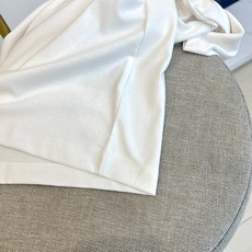 Dio迪奥、2026春夏新品短袖T恤,以纯色为基底,诠释极简主义美学。左侧斜向延伸的立体花卉刺绣成为视觉 Dio迪奥、2026春夏新品短袖T恤,以纯色为基底,诠释极简主义美学。左侧斜向延伸的立体花卉刺绣成为视觉