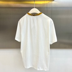 Bur巴宝莉、2026春夏新品短袖T恤,以纯色为基底,诠释极简主义与经典英伦美学的碰撞。宽松廓形剪裁兼顾 Bur巴宝莉、2026春夏新品短袖T恤,以纯色为基底,诠释极简主义与经典英伦美学的碰撞。宽松廓形剪裁兼顾