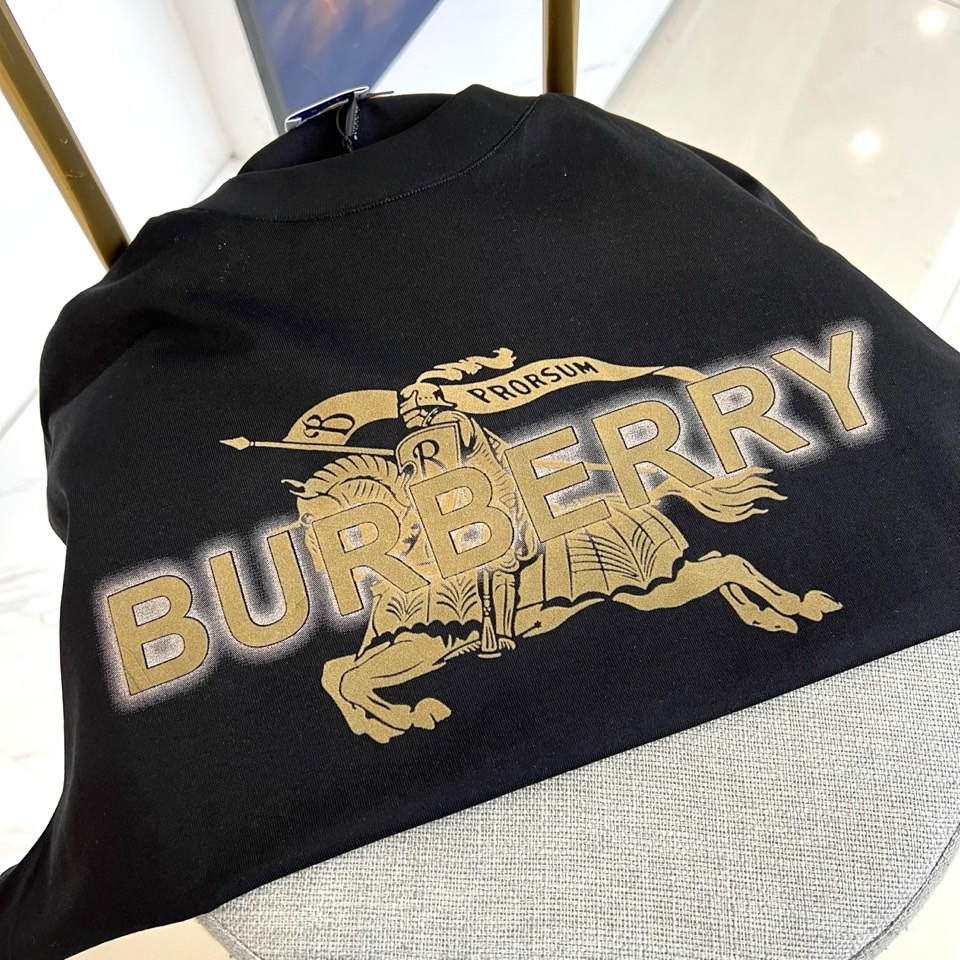 Bur巴宝莉、2026春夏全新短袖T恤重磅登场！经典纯色基底碰撞复古骑士与品牌字母印花，金属质感图案在复
