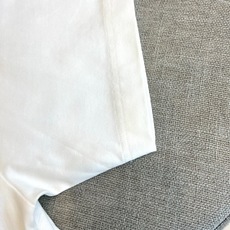 Bur巴宝莉、2026春夏全新短袖T恤重磅登场!经典纯色基底碰撞复古骑士与品牌字母印花,金属质感图案在复 Bur巴宝莉、2026春夏全新短袖T恤重磅登场!经典纯色基底碰撞复古骑士与品牌字母印花,金属质感图案在复