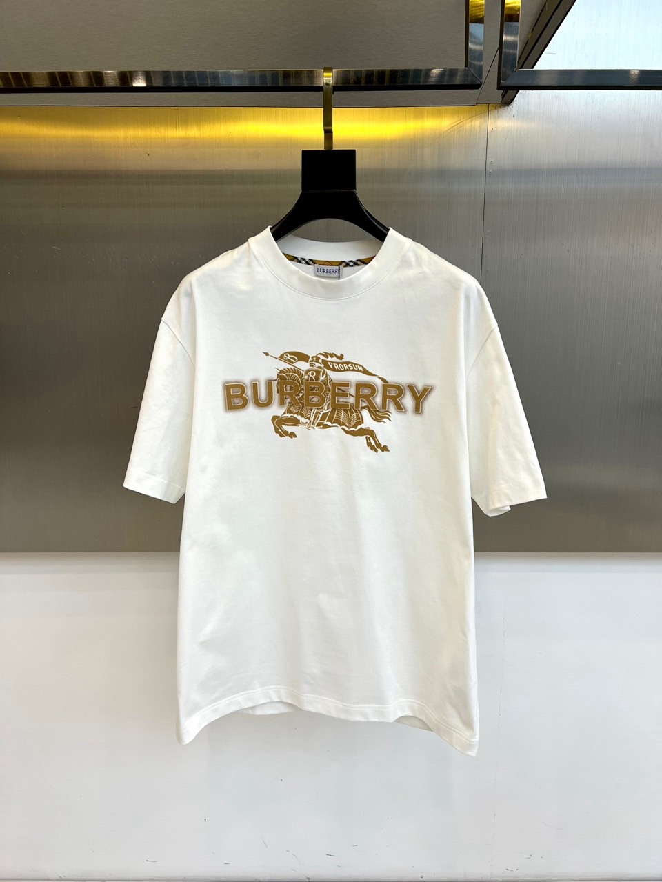 Bur巴宝莉、2026春夏全新短袖T恤重磅登场！经典纯色基底碰撞复古骑士与品牌字母印花，金属质感图案在复