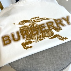 Bur巴宝莉、2026春夏全新短袖T恤重磅登场!经典纯色基底碰撞复古骑士与品牌字母印花,金属质感图案在复 Bur巴宝莉、2026春夏全新短袖T恤重磅登场!经典纯色基底碰撞复古骑士与品牌字母印花,金属质感图案在复