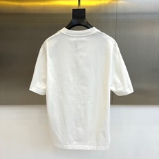 Bur巴宝莉、2026春夏全新短袖T恤重磅登场!经典纯色基底碰撞复古骑士与品牌字母印花,金属质感图案在复 Bur巴宝莉、2026春夏全新短袖T恤重磅登场!经典纯色基底碰撞复古骑士与品牌字母印花,金属质感图案在复