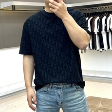 Dio迪奥、2026春夏新品短袖T恤来袭,这款短袖以经典圆领设计诠释简约高级感,满幅立体压花工艺将品牌标 Dio迪奥、2026春夏新品短袖T恤来袭,这款短袖以经典圆领设计诠释简约高级感,满幅立体压花工艺将品牌标