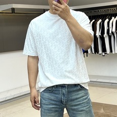 Dio迪奥、2026春夏新品短袖T恤来袭,这款短袖以经典圆领设计诠释简约高级感,满幅立体压花工艺将品牌标 Dio迪奥、2026春夏新品短袖T恤来袭,这款短袖以经典圆领设计诠释简约高级感,满幅立体压花工艺将品牌标