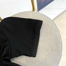 Bur巴宝莉、2026春夏新品短袖Polo衫,以纯色为主色调,诠释低调奢华的都市美学。经典翻领搭配精致罗 Bur巴宝莉、2026春夏新品短袖Polo衫,以纯色为主色调,诠释低调奢华的都市美学。经典翻领搭配精致罗