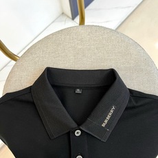 Bur巴宝莉、2026春夏新品短袖Polo衫,以纯色为主色调,诠释低调奢华的都市美学。经典翻领搭配精致罗 Bur巴宝莉、2026春夏新品短袖Polo衫,以纯色为主色调,诠释低调奢华的都市美学。经典翻领搭配精致罗