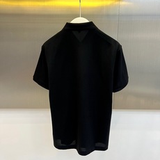 Bur巴宝莉、2026春夏新品短袖Polo衫,以纯色为主色调,诠释低调奢华的都市美学。经典翻领搭配精致罗 Bur巴宝莉、2026春夏新品短袖Polo衫,以纯色为主色调,诠释低调奢华的都市美学。经典翻领搭配精致罗
