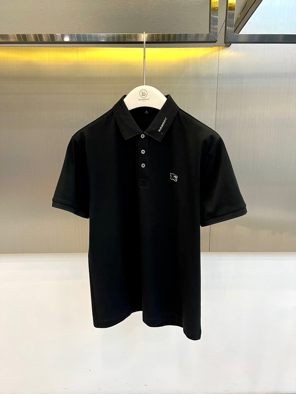 Bur巴宝莉、2026春夏新品短袖Polo衫，以纯色为主色调，诠释低调奢华的都市美学。经典翻领搭配精致罗