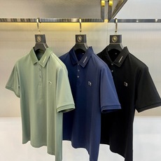 Bur巴宝莉、2026春夏新品短袖Polo衫,以纯色为主色调,诠释低调奢华的都市美学。经典翻领搭配精致罗 Bur巴宝莉、2026春夏新品短袖Polo衫,以纯色为主色调,诠释低调奢华的都市美学。经典翻领搭配精致罗