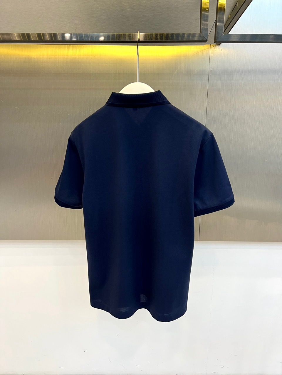 Bur巴宝莉、2026春夏新品短袖Polo衫，以纯色为主色调，诠释低调奢华的都市美学。经典翻领搭配精致罗