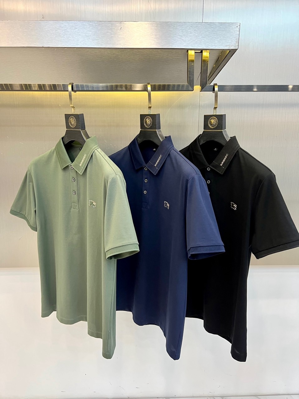 Bur巴宝莉、2026春夏新品短袖Polo衫，以纯色为主色调，诠释低调奢华的都市美学。经典翻领搭配精致罗
