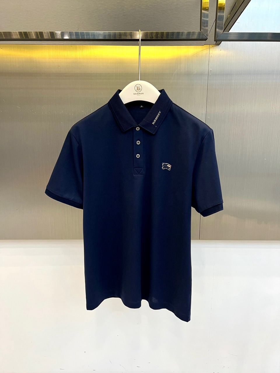 Bur巴宝莉、2026春夏新品短袖Polo衫，以纯色为主色调，诠释低调奢华的都市美学。经典翻领搭配精致罗