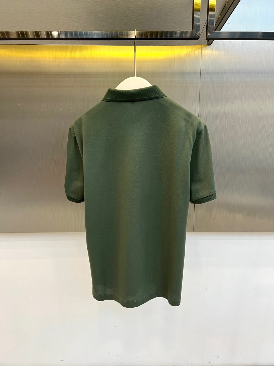 Bur巴宝莉、2026春夏新品短袖Polo衫，以纯色为主色调，诠释低调奢华的都市美学。经典翻领搭配精致罗