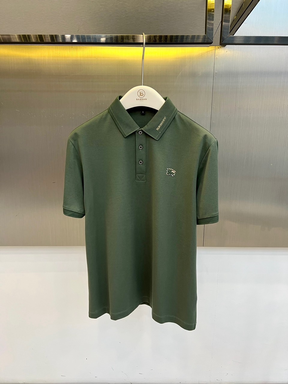 Bur巴宝莉、2026春夏新品短袖Polo衫，以纯色为主色调，诠释低调奢华的都市美学。经典翻领搭配精致罗