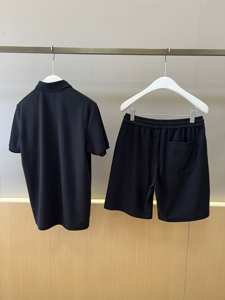 Loro Piana诺悠翩雅、2026春夏新品套装，以纯色为主调，打造简约高级的休闲运动风。上衣为短袖P