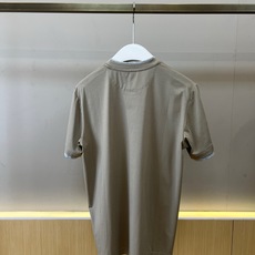 Brunello Cucinelli-BC、2026春夏新品短袖T恤,以简约廓形诠释当代轻奢男装美学。纯 Brunello Cucinelli-BC、2026春夏新品短袖T恤,以简约廓形诠释当代轻奢男装美学。纯