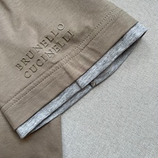 Brunello Cucinelli-BC、2026春夏新品短袖T恤,以简约廓形诠释当代轻奢男装美学。纯 Brunello Cucinelli-BC、2026春夏新品短袖T恤,以简约廓形诠释当代轻奢男装美学。纯