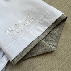 Brunello Cucinelli-BC、2026春夏新品短袖T恤,以简约廓形诠释当代轻奢男装美学。纯 Brunello Cucinelli-BC、2026春夏新品短袖T恤,以简约廓形诠释当代轻奢男装美学。纯