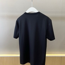 Loro Piana诺悠翩雅、2026春夏新品短袖T恤,以极简美学重塑日常衣橱经典。甄选双面丝光棉面料, Loro Piana诺悠翩雅、2026春夏新品短袖T恤,以极简美学重塑日常衣橱经典。甄选双面丝光棉面料,