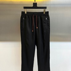 Loro Piana诺悠翩雅、2026春夏新品休闲裤,以75%莱赛尔+25%亚麻混纺打造,天然纤维融合赋予面料轻盈透气、 Loro Piana诺悠翩雅、2026春夏新品休闲裤,以75%莱赛尔+25%亚麻混纺打造,天然纤维融合赋予面料轻盈透气、