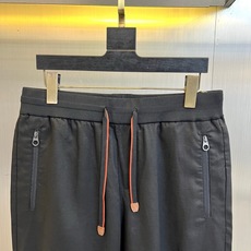 Loro Piana诺悠翩雅、2026春夏新品休闲裤,以75%莱赛尔+25%亚麻混纺打造,天然纤维融合赋予面料轻盈透气、 Loro Piana诺悠翩雅、2026春夏新品休闲裤,以75%莱赛尔+25%亚麻混纺打造,天然纤维融合赋予面料轻盈透气、