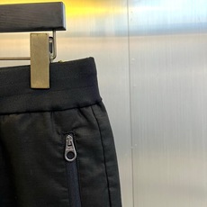 Loro Piana诺悠翩雅、2026春夏新品休闲裤,以75%莱赛尔+25%亚麻混纺打造,天然纤维融合赋予面料轻盈透气、 Loro Piana诺悠翩雅、2026春夏新品休闲裤,以75%莱赛尔+25%亚麻混纺打造,天然纤维融合赋予面料轻盈透气、