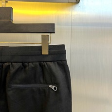 Loro Piana诺悠翩雅、2026春夏新品休闲裤,以75%莱赛尔+25%亚麻混纺打造,天然纤维融合赋予面料轻盈透气、 Loro Piana诺悠翩雅、2026春夏新品休闲裤,以75%莱赛尔+25%亚麻混纺打造,天然纤维融合赋予面料轻盈透气、
