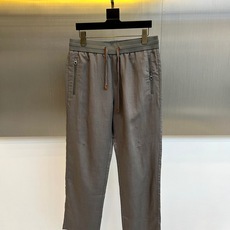 Loro Piana诺悠翩雅、2026春夏新品休闲裤,以75%莱赛尔+25%亚麻混纺打造,天然纤维融合赋予面料轻盈透气、 Loro Piana诺悠翩雅、2026春夏新品休闲裤,以75%莱赛尔+25%亚麻混纺打造,天然纤维融合赋予面料轻盈透气、
